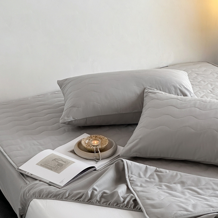 91家纺网 家纺一手货源 找家纺 三味舒屋 2025新款防水全棉夹棉绗缝防水隔尿床笠-安缦 安缦灰