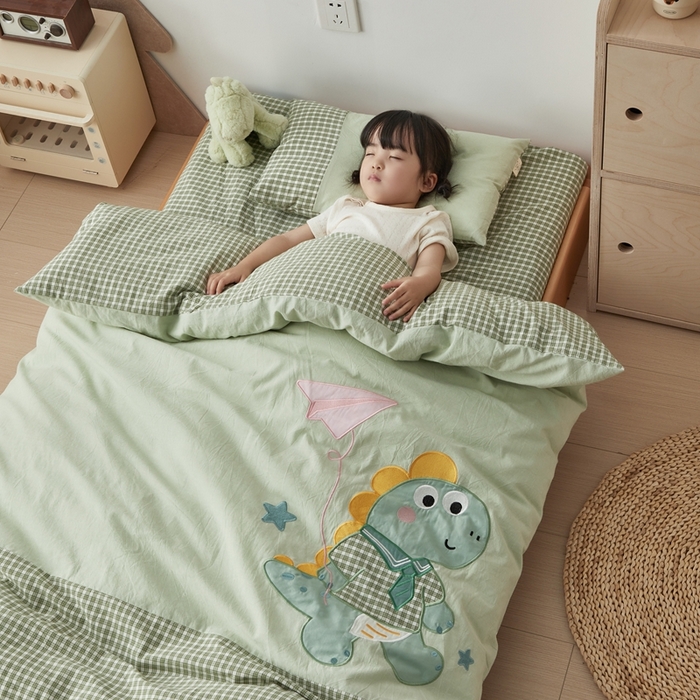 91家纺网 家纺一手货源 找家纺 荷马之梦 2025新款学院系列—A类32s水洗棉贴布绣原创卡通拼接儿童幼儿园套件 飞机恐龙