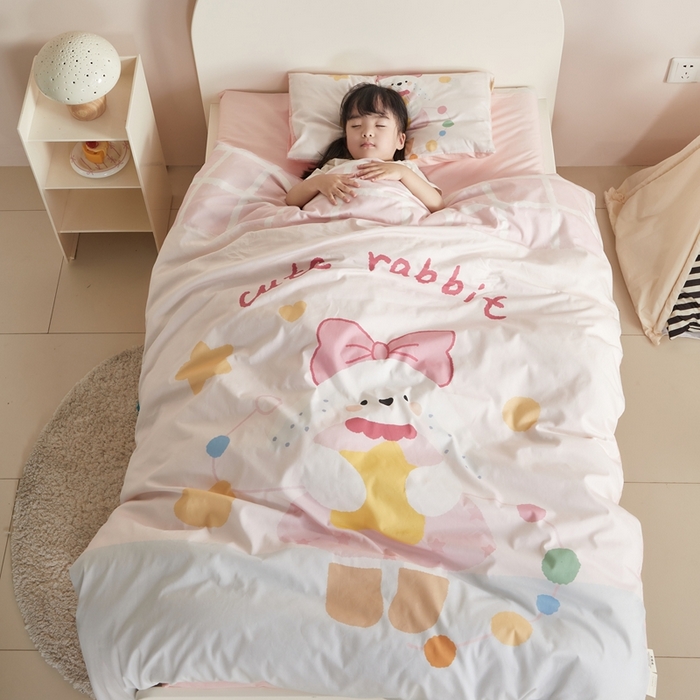 91家纺网 家纺一手货源 找家纺 荷马之梦 2025新款乐园系列-A类全棉40s数码印花原创大版卡通儿童幼儿园套件 爱心兔