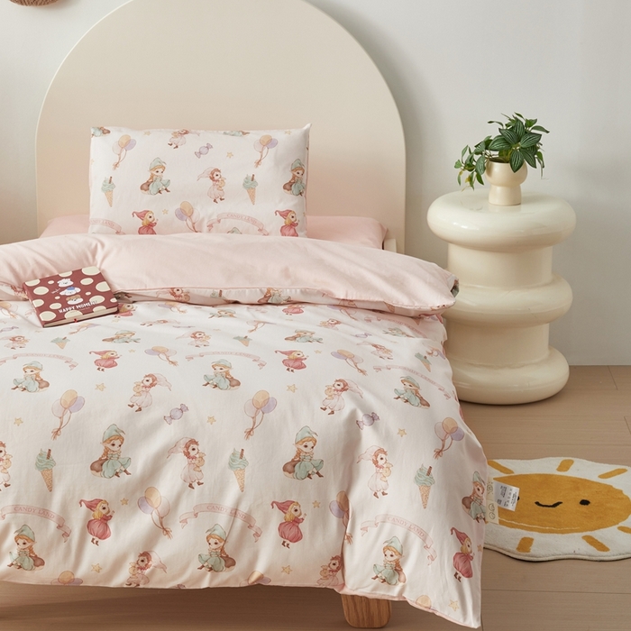 91家纺网 家纺一手货源 找家纺 荷马之梦 2025新款梦境系列—全棉40s数码印花原创手绘小版儿童幼儿园套件 糖果女孩