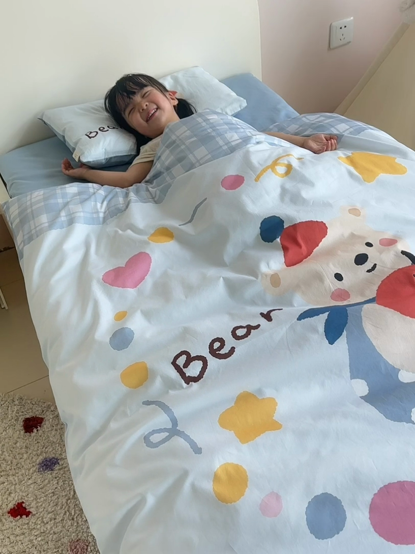 91家纺网 家纺一手货源 找家纺 荷马之梦 2025新款乐园系列-A类全棉40s数码印花原创大版卡通儿童幼儿园套件 苹果熊