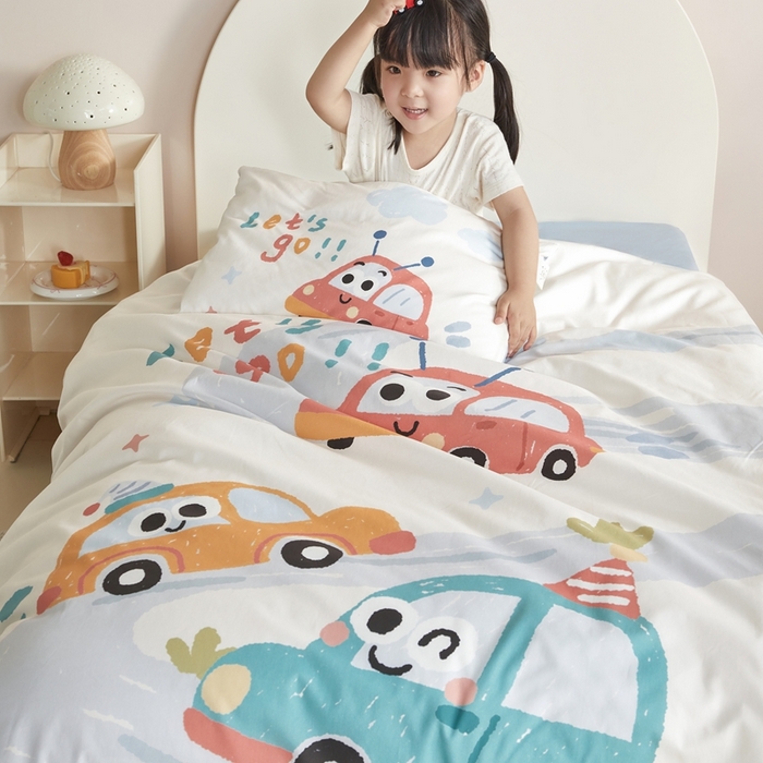 91家纺网 家纺一手货源 找家纺 荷马之梦 2025新款童画系列—A类全棉40s数码印花原创大版卡通幼儿园套件 汽车旅行