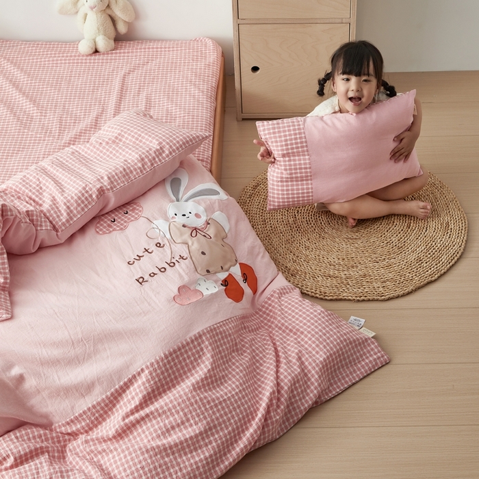 91家纺网 家纺一手货源 找家纺 荷马之梦 2025新款学院系列—A类32s水洗棉贴布绣原创卡通拼接儿童幼儿园套件 云朵小兔