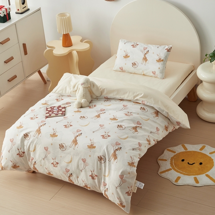 91家纺网 家纺一手货源 找家纺 荷马之梦 2025新款梦境系列—全棉40s数码印花原创手绘小版儿童幼儿园套件 云端之舞