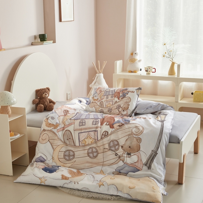 91家纺网 家纺一手货源 找家纺 荷马之梦 2025新款梦境系列—全棉40s数码印花原创手绘大版定位儿童幼儿园套件 云端国度