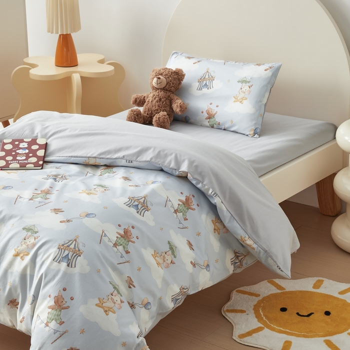 91家纺网 家纺一手货源 找家纺 荷马之梦 2025新款梦境系列—全棉40s数码印花原创手绘小版儿童幼儿园套件 游园会