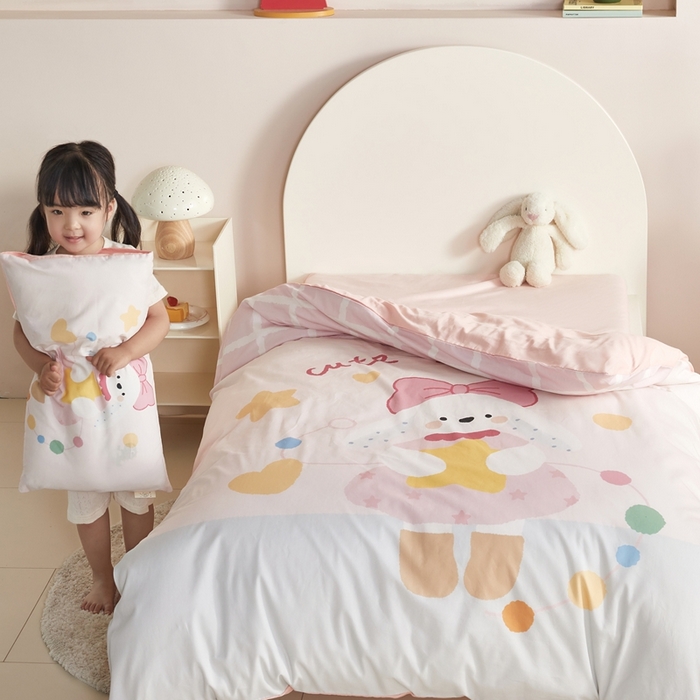 91家纺网 家纺一手货源 找家纺 荷马之梦 2025新款乐园系列-A类全棉40s数码印花原创大版卡通儿童幼儿园套件 爱心兔