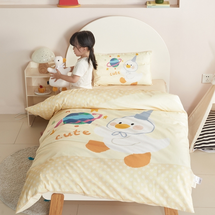 91家纺网 家纺一手货源 找家纺 荷马之梦 2025新款乐园系列-A类全棉40s数码印花原创大版卡通儿童幼儿园套件 星球鸭