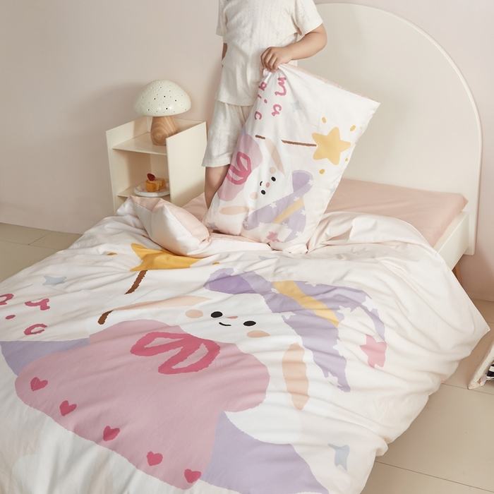 91家纺网 家纺一手货源 找家纺 荷马之梦 2025新款童画系列—A类全棉40s数码印花原创大版卡通幼儿园套件 魔法小兔