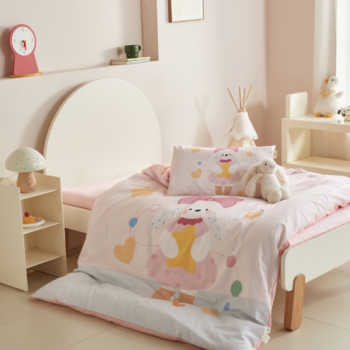 91家纺网 家纺一手货源 找家纺 荷马之梦 2025新款乐园系列-A类全棉40s数码印花原创大版卡通儿童幼儿园套件 爱心兔