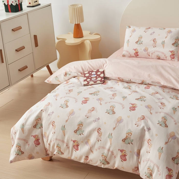 91家纺网 家纺一手货源 找家纺 荷马之梦 2025新款梦境系列—全棉40s数码印花原创手绘小版儿童幼儿园套件 糖果女孩