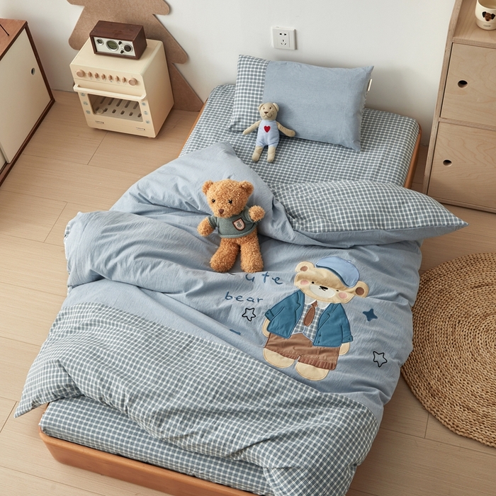 91家纺网 家纺一手货源 找家纺 荷马之梦 2025新款学院系列—A类32s水洗棉贴布绣原创卡通拼接儿童幼儿园套件 学院小熊