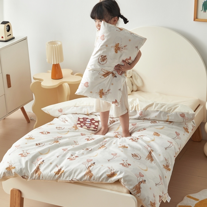 91家纺网 家纺一手货源 找家纺 荷马之梦 2025新款梦境系列—全棉40s数码印花原创手绘小版儿童幼儿园套件 云端之舞