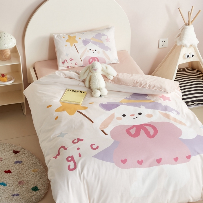 91家纺网 家纺一手货源 找家纺 荷马之梦 2025新款童画系列—A类全棉40s数码印花原创大版卡通幼儿园套件 魔法小兔