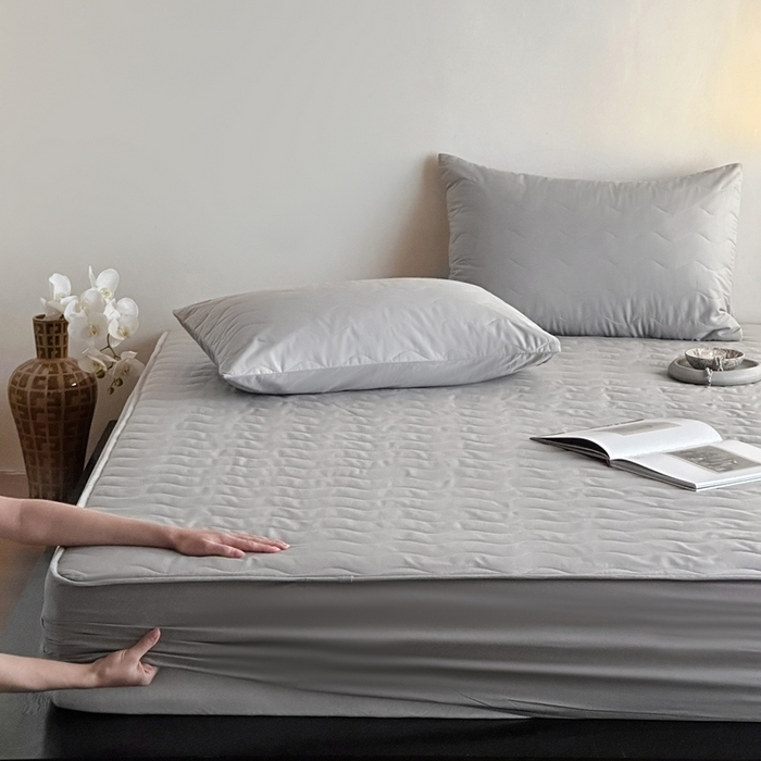 91家纺网 家纺一手货源 找家纺 三味舒屋 2025新款防水全棉夹棉绗缝防水隔尿床笠-安缦 安缦灰