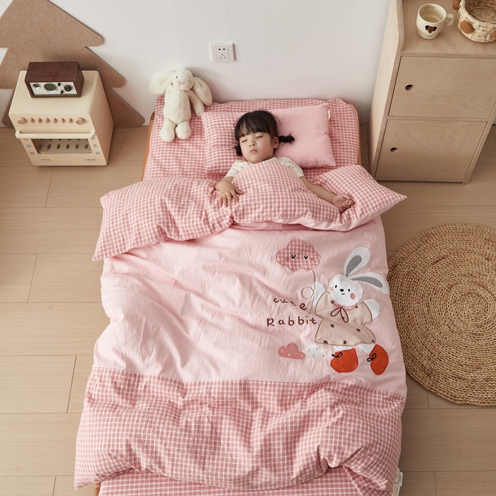 91家纺网 家纺一手货源 找家纺 荷马之梦 2025新款学院系列—A类32s水洗棉贴布绣原创卡通拼接儿童幼儿园套件 云朵小兔