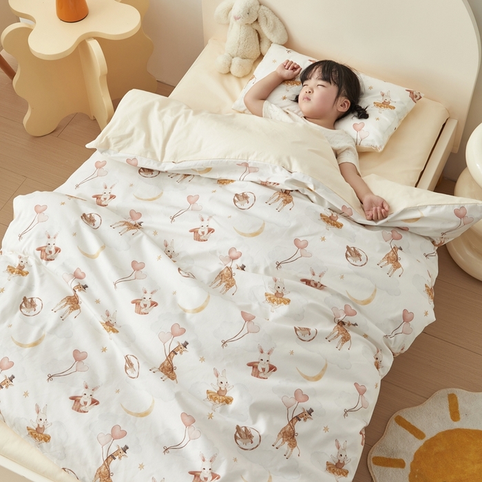 91家纺网 家纺一手货源 找家纺 荷马之梦 2025新款梦境系列—全棉40s数码印花原创手绘小版儿童幼儿园套件 云端之舞