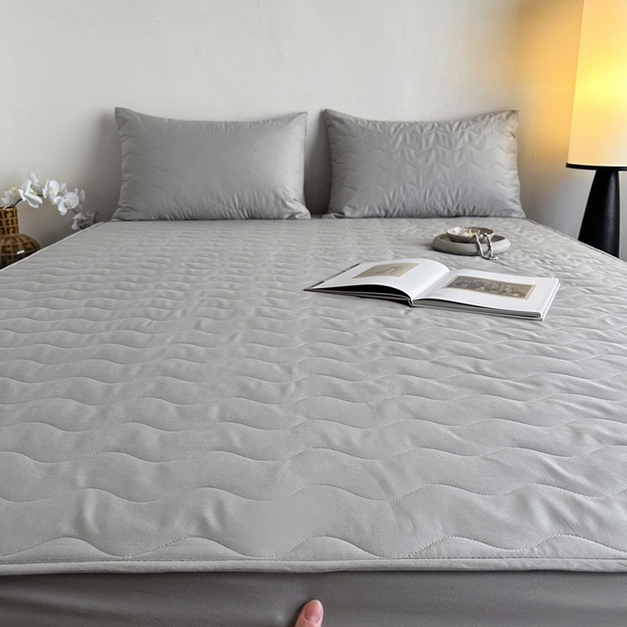 91家纺网 家纺一手货源 找家纺 三味舒屋 2025新款防水全棉夹棉绗缝防水隔尿床笠-安缦 安缦灰