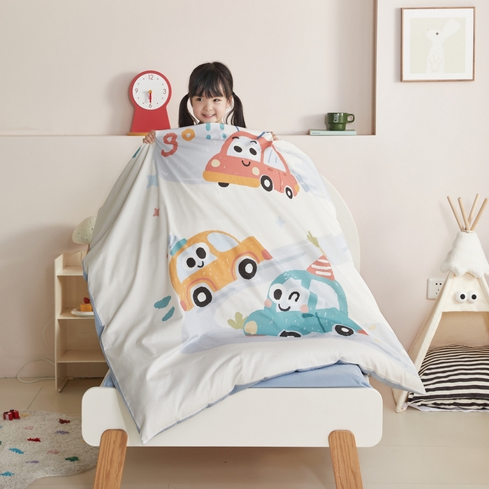 91家纺网 家纺一手货源 找家纺 荷马之梦 2025新款童画系列—A类全棉40s数码印花原创大版卡通幼儿园套件 汽车旅行