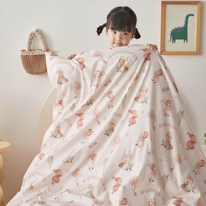 91家纺网 家纺一手货源 找家纺 荷马之梦 2025新款梦境系列—全棉40s数码印花原创手绘小版儿童幼儿园套件 糖果女孩