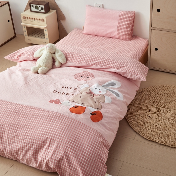 91家纺网 家纺一手货源 找家纺 荷马之梦 2025新款学院系列—A类32s水洗棉贴布绣原创卡通拼接儿童幼儿园套件 云朵小兔