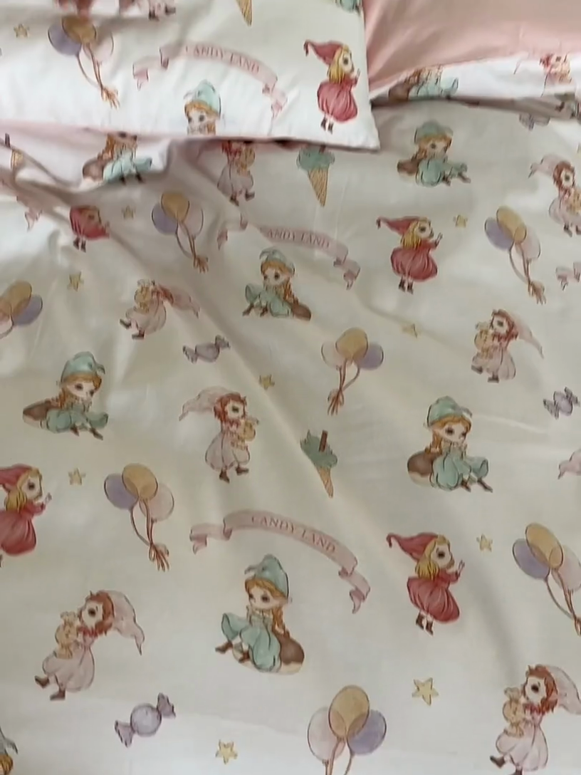91家纺网 家纺一手货源 找家纺 荷马之梦 2025新款梦境系列—全棉40s数码印花原创手绘小版儿童幼儿园套件 糖果女孩