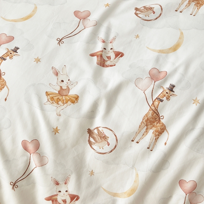 91家纺网 家纺一手货源 找家纺 荷马之梦 2025新款梦境系列—全棉40s数码印花原创手绘小版儿童幼儿园套件 云端之舞