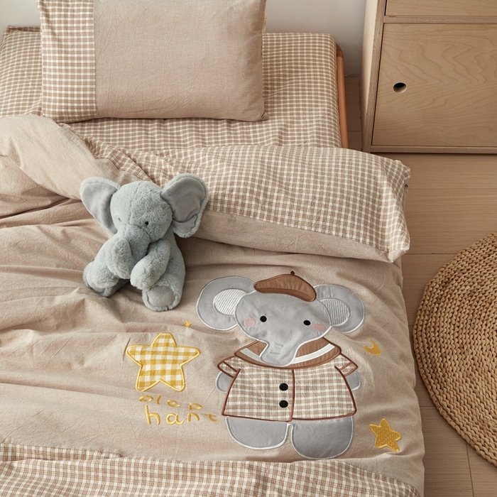 91家纺网 家纺一手货源 找家纺 荷马之梦 2025新款学院系列—A类32s水洗棉贴布绣原创卡通拼接儿童幼儿园套件 星星小象