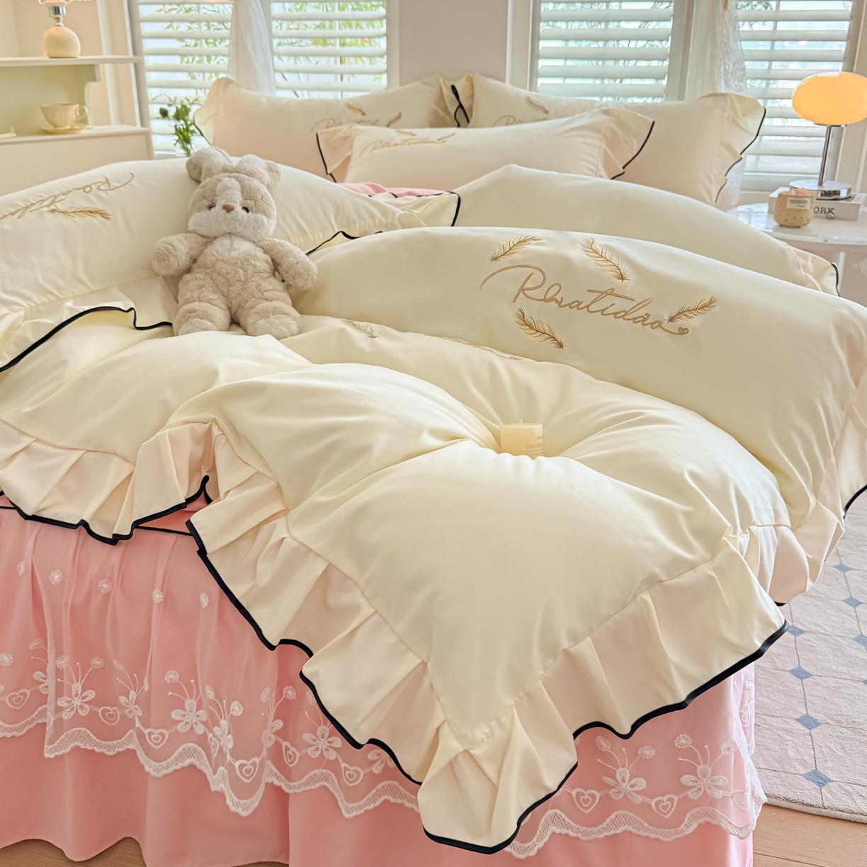 91家纺网 家纺一手货源 找家纺 柔享家（原芷澜家纺） 2025新款水洗棉磨毛系列四件套-恩格斯 米黄+粉玉