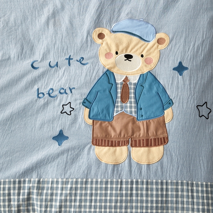 91家纺网 家纺一手货源 找家纺 荷马之梦 2025新款学院系列—A类32s水洗棉贴布绣原创卡通拼接儿童幼儿园套件 学院小熊