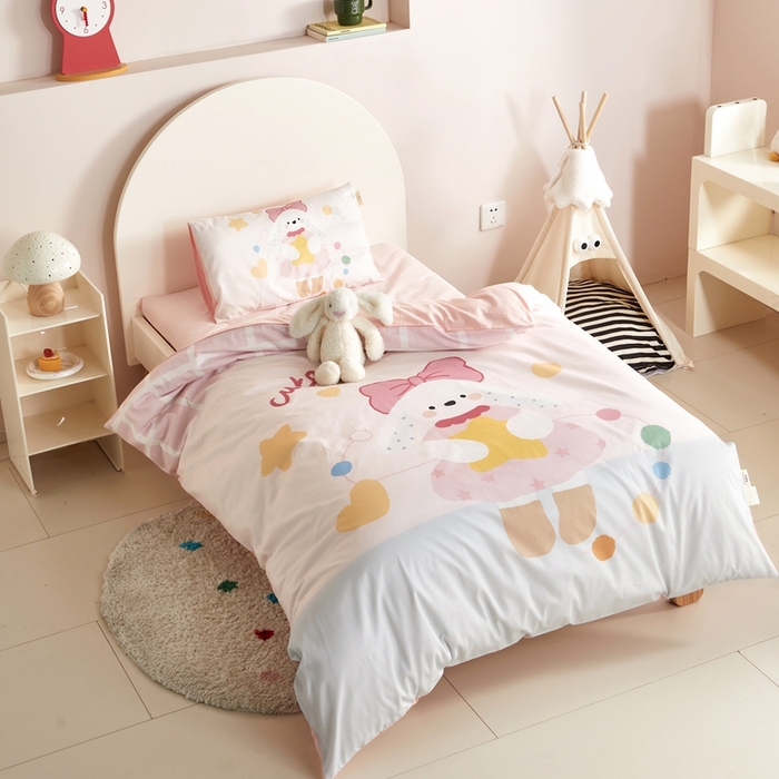 91家纺网 家纺一手货源 找家纺 荷马之梦 2025新款乐园系列-A类全棉40s数码印花原创大版卡通儿童幼儿园套件 爱心兔