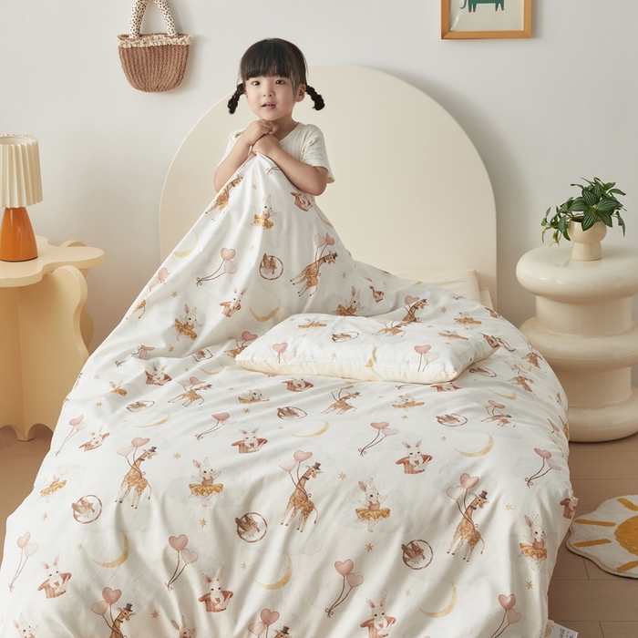 91家纺网 家纺一手货源 找家纺 荷马之梦 2025新款梦境系列—全棉40s数码印花原创手绘小版儿童幼儿园套件 云端之舞