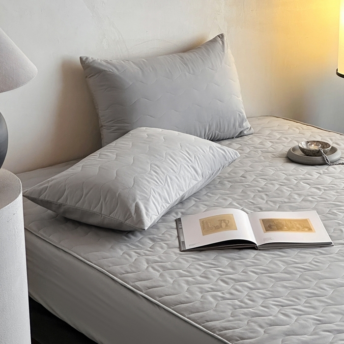 91家纺网 家纺一手货源 找家纺 三味舒屋 2025新款防水全棉夹棉绗缝防水隔尿床笠-安缦 安缦灰