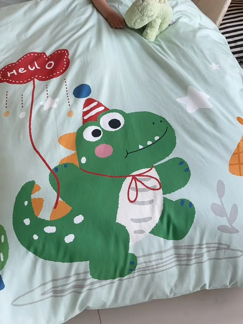 91家纺网 家纺一手货源 找家纺 荷马之梦 2025新款童画系列—A类全棉40s数码印花原创大版卡通幼儿园套件 恐龙之家