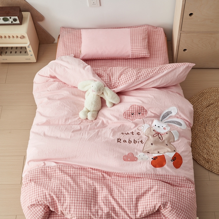 91家纺网 家纺一手货源 找家纺 荷马之梦 2025新款学院系列—A类32s水洗棉贴布绣原创卡通拼接儿童幼儿园套件 云朵小兔