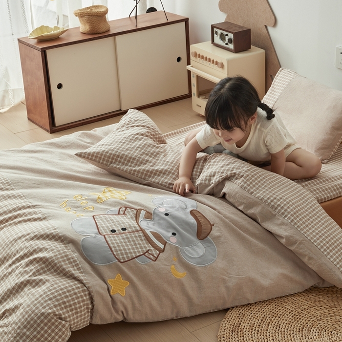 91家纺网 家纺一手货源 找家纺 荷马之梦 2025新款学院系列—A类32s水洗棉贴布绣原创卡通拼接儿童幼儿园套件 星星小象