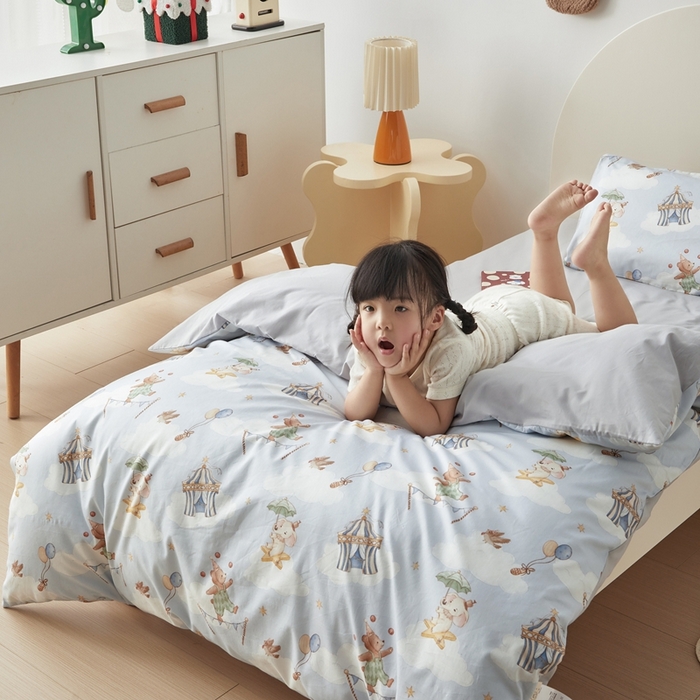 91家纺网 家纺一手货源 找家纺 荷马之梦 2025新款梦境系列—全棉40s数码印花原创手绘小版儿童幼儿园套件 游园会