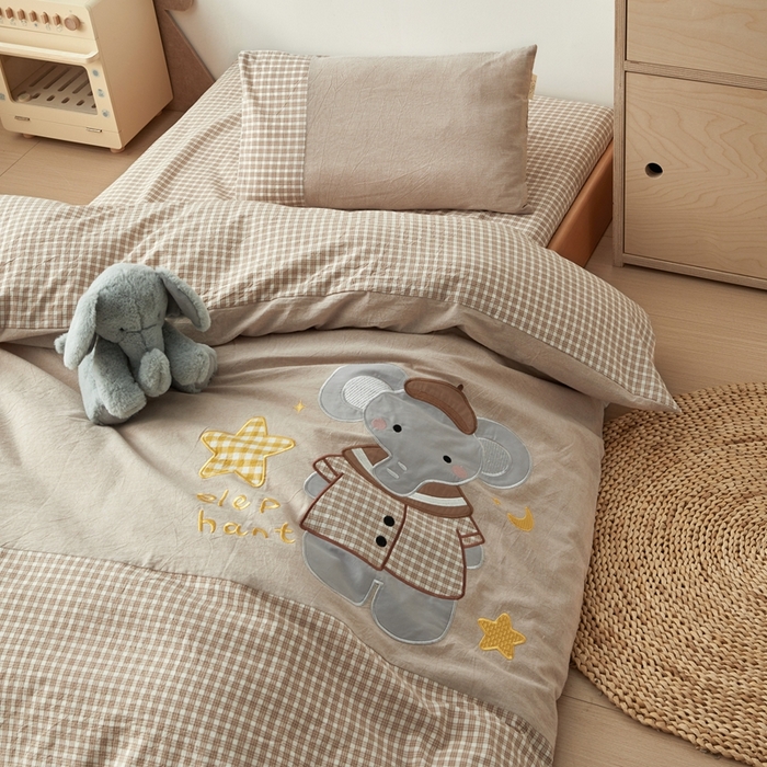 91家纺网 家纺一手货源 找家纺 荷马之梦 2025新款学院系列—A类32s水洗棉贴布绣原创卡通拼接儿童幼儿园套件 星星小象