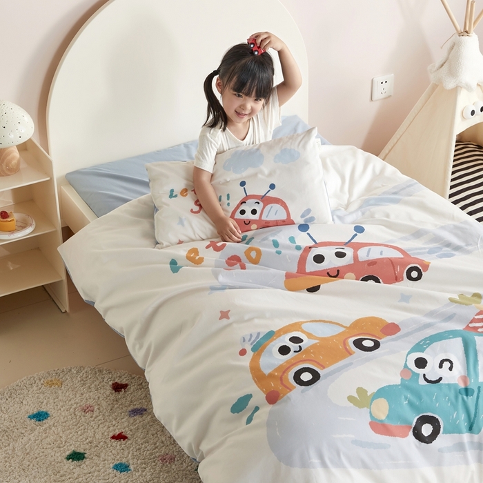 91家纺网 家纺一手货源 找家纺 荷马之梦 2025新款童画系列—A类全棉40s数码印花原创大版卡通幼儿园套件 汽车旅行