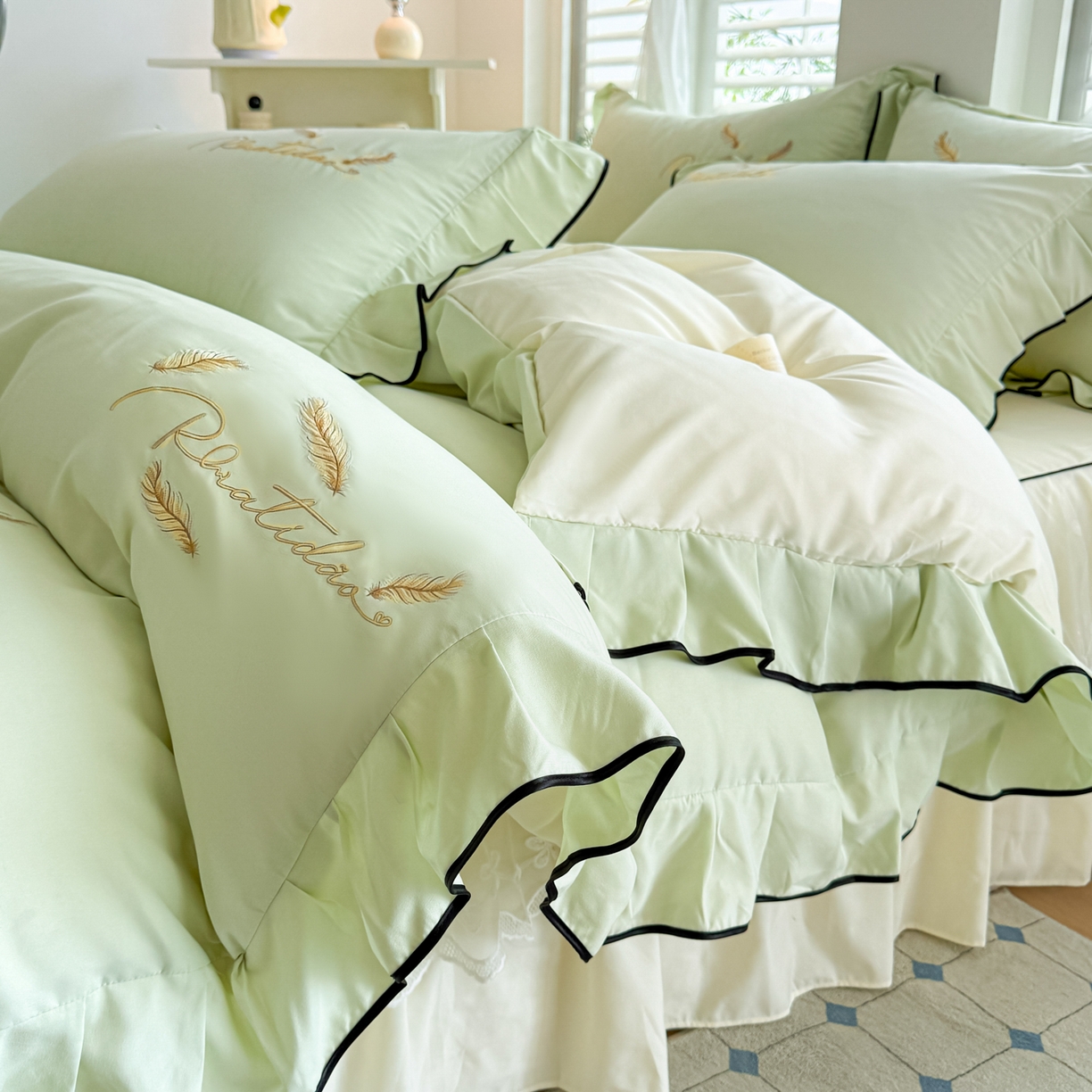 91家纺网 家纺一手货源 找家纺 柔享家（原芷澜家纺） 2025新款水洗棉磨毛系列四件套-恩格斯 嫩绿+米黄