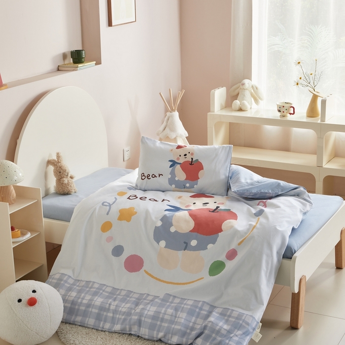 91家纺网 家纺一手货源 找家纺 荷马之梦 2025新款乐园系列-A类全棉40s数码印花原创大版卡通儿童幼儿园套件 苹果熊