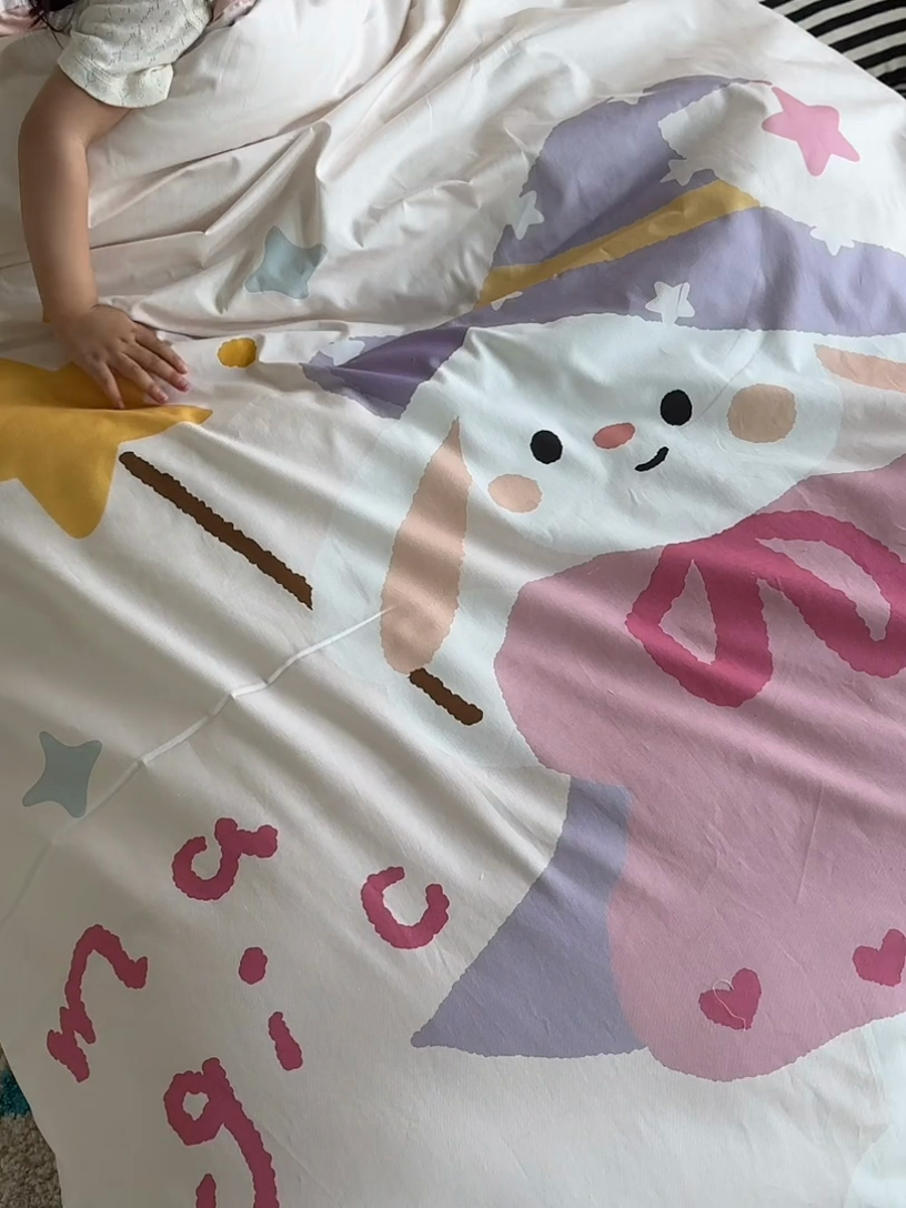 91家纺网 家纺一手货源 找家纺 荷马之梦 2025新款童画系列—A类全棉40s数码印花原创大版卡通幼儿园套件 魔法小兔