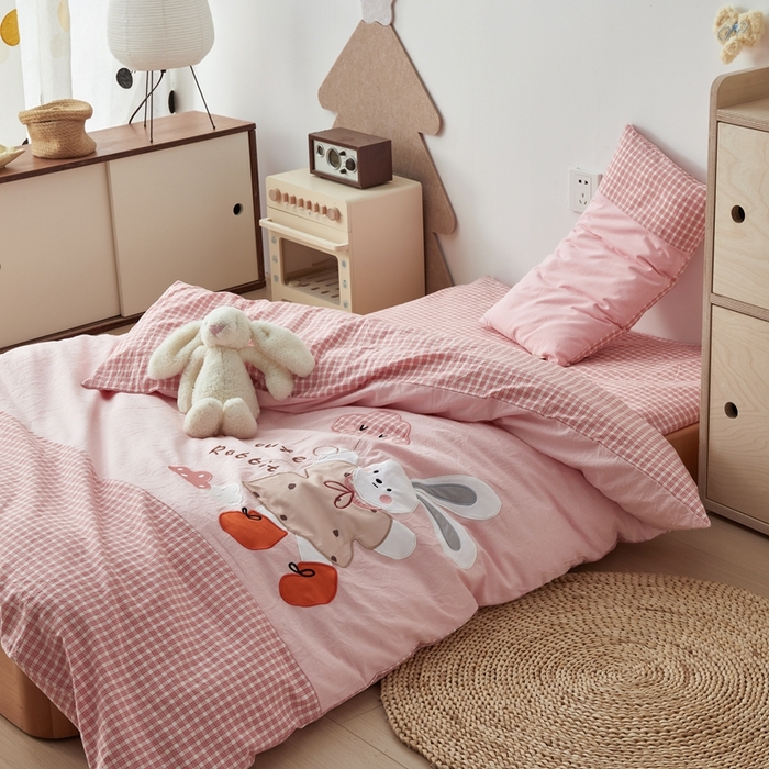 91家纺网 家纺一手货源 找家纺 荷马之梦 2025新款学院系列—A类32s水洗棉贴布绣原创卡通拼接儿童幼儿园套件 云朵小兔