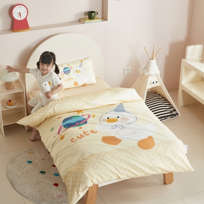 91家纺网 家纺一手货源 找家纺 荷马之梦 2025新款乐园系列-A类全棉40s数码印花原创大版卡通儿童幼儿园套件 星球鸭