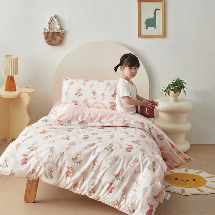 91家纺网 家纺一手货源 找家纺 荷马之梦 2025新款梦境系列—全棉40s数码印花原创手绘小版儿童幼儿园套件 糖果女孩