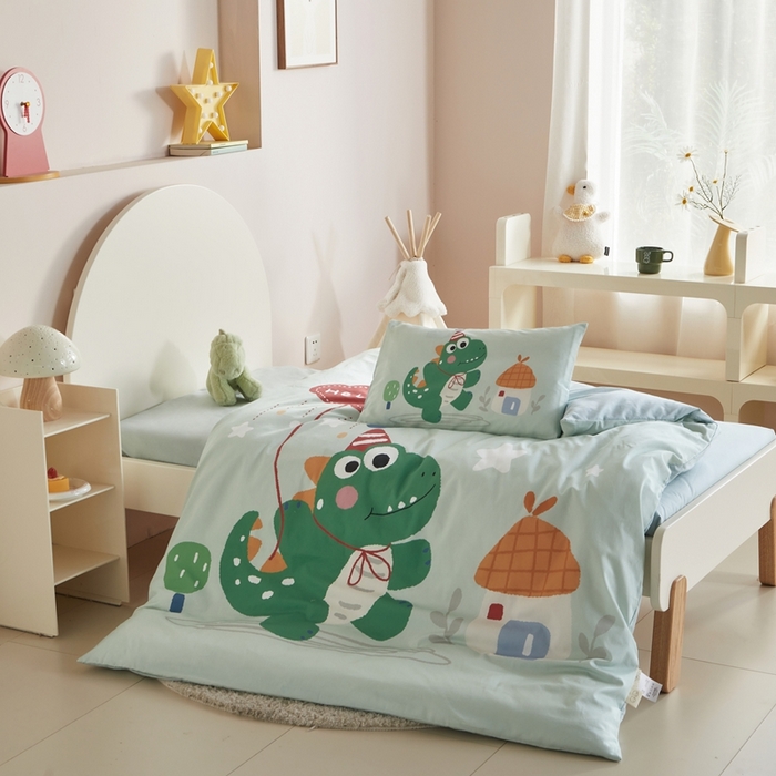 91家纺网 家纺一手货源 找家纺 荷马之梦 2025新款童画系列—A类全棉40s数码印花原创大版卡通幼儿园套件 恐龙之家