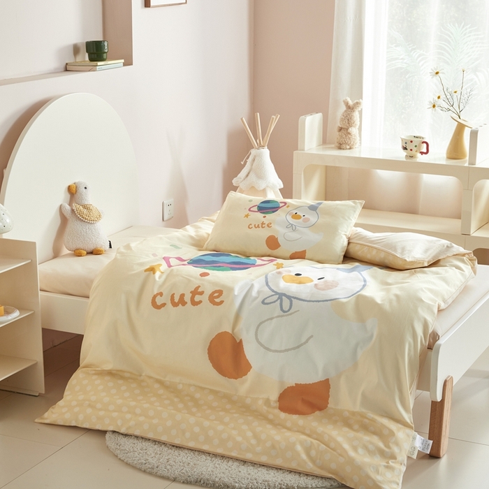 91家纺网 家纺一手货源 找家纺 荷马之梦 2025新款乐园系列-A类全棉40s数码印花原创大版卡通儿童幼儿园套件 星球鸭