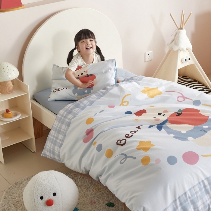 91家纺网 家纺一手货源 找家纺 荷马之梦 2025新款乐园系列-A类全棉40s数码印花原创大版卡通儿童幼儿园套件 苹果熊