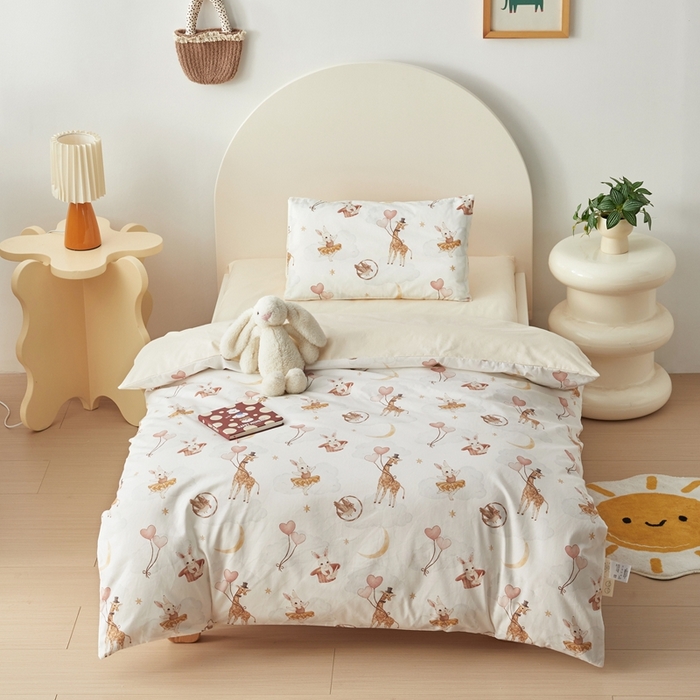 91家纺网 家纺一手货源 找家纺 荷马之梦 2025新款梦境系列—全棉40s数码印花原创手绘小版儿童幼儿园套件 云端之舞