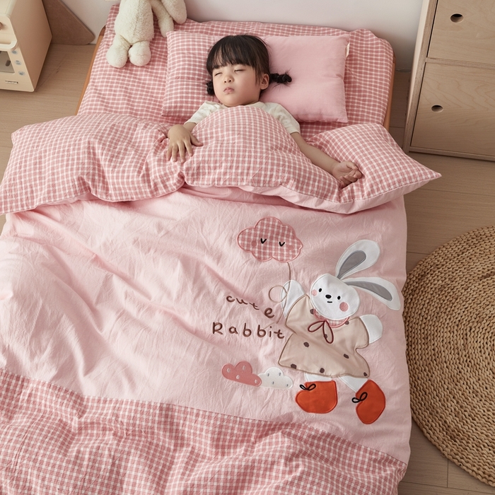 91家纺网 家纺一手货源 找家纺 荷马之梦 2025新款学院系列—A类32s水洗棉贴布绣原创卡通拼接儿童幼儿园套件 云朵小兔